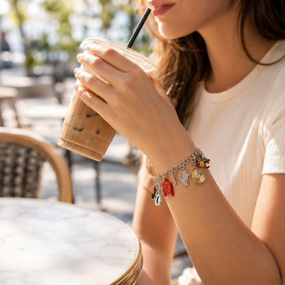Le bracelet à charms icône de la pop